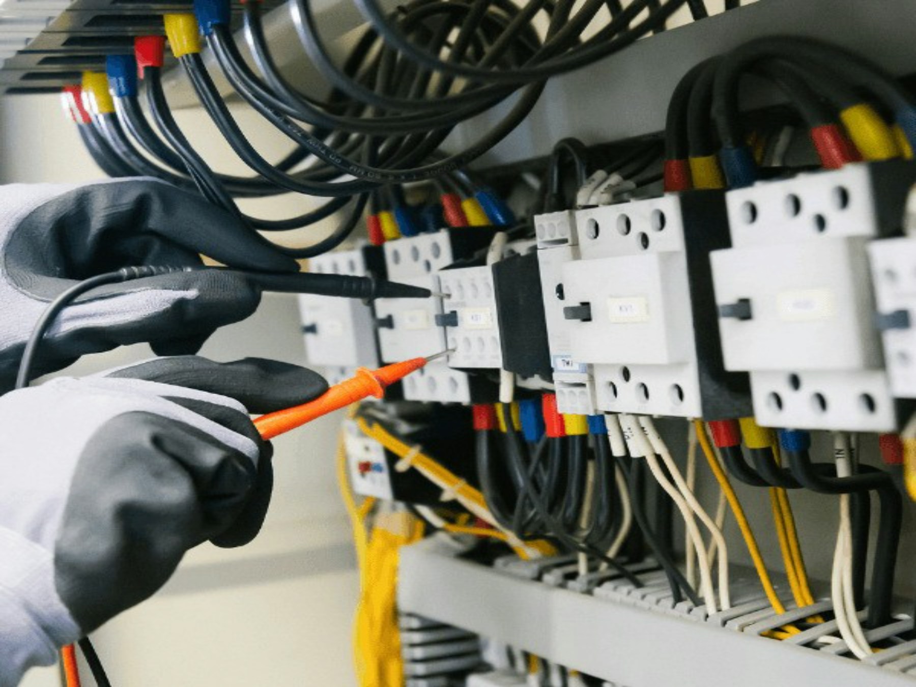 Elektriker bei der Arbeit